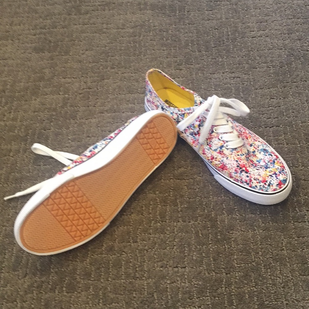 Tennis shoes